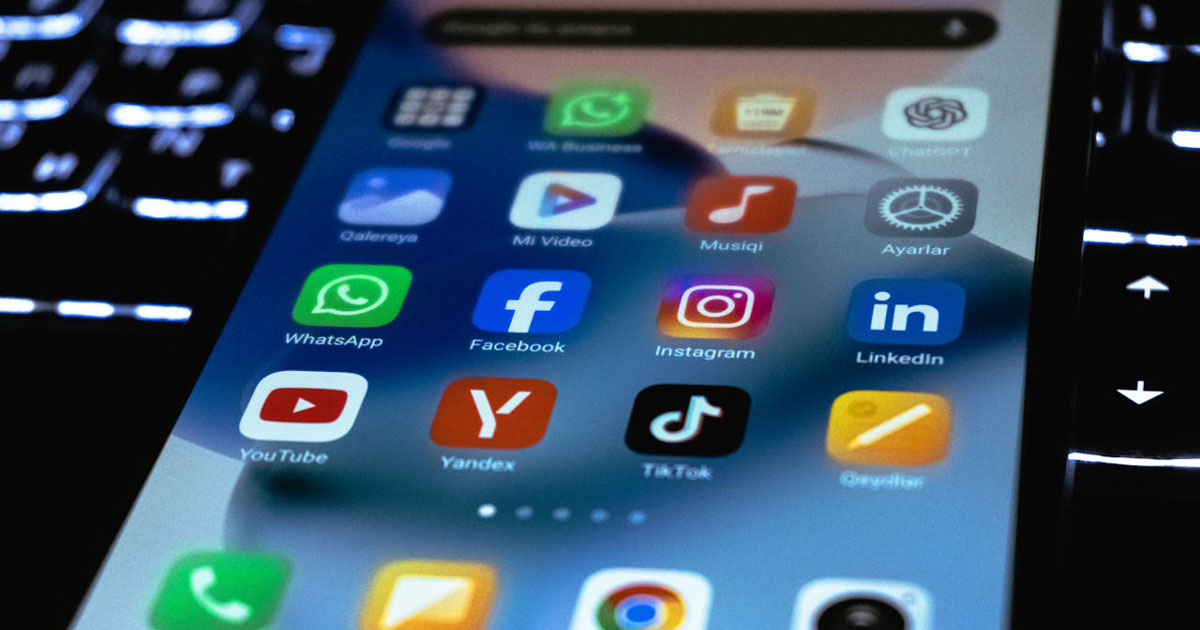 Why Web Hoaxes Still Work in the Social Media Era